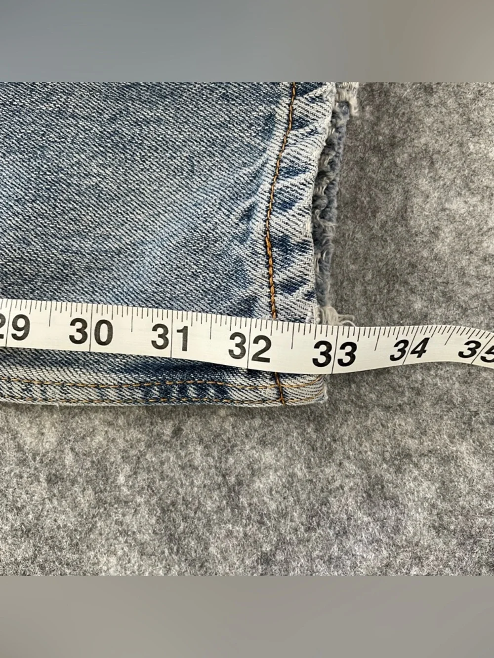 Levis 550 Relaxed Fit Jeans Mens 36x34 Blue Light Wash Distressed 100% Cotton - Picture 12 of 16